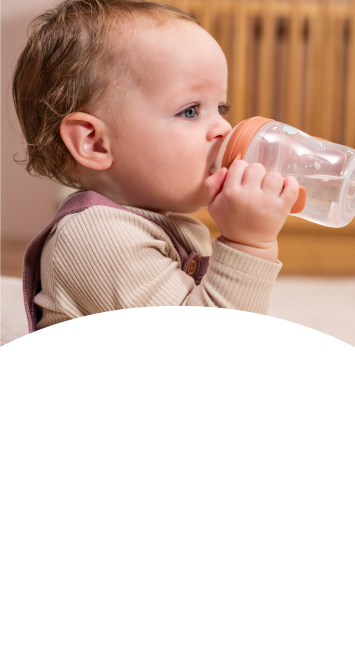 [Translate to Czech (Reborn) nuk.cz:] Baby with Learner Bottle