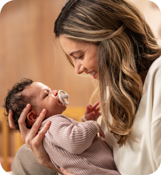 [Translate to Czech (Reborn) nuk.cz:] Mother with baby and soother