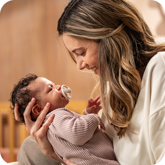 [Translate to Czech (Reborn) nuk.cz:] Mother with baby and soother