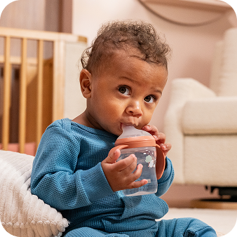 [Translate to Czech (Reborn) nuk.cz:] Baby with Learner bottle