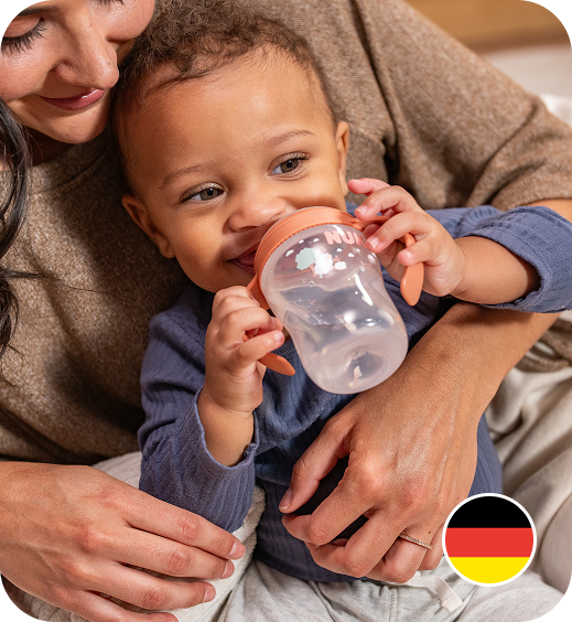 [Translate to Czech (Reborn) nuk.cz:] Mother and Baby with Learner Bottle