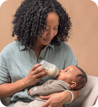 [Translate to Czech (Reborn) nuk.cz:] Mother with baby and baby bottle