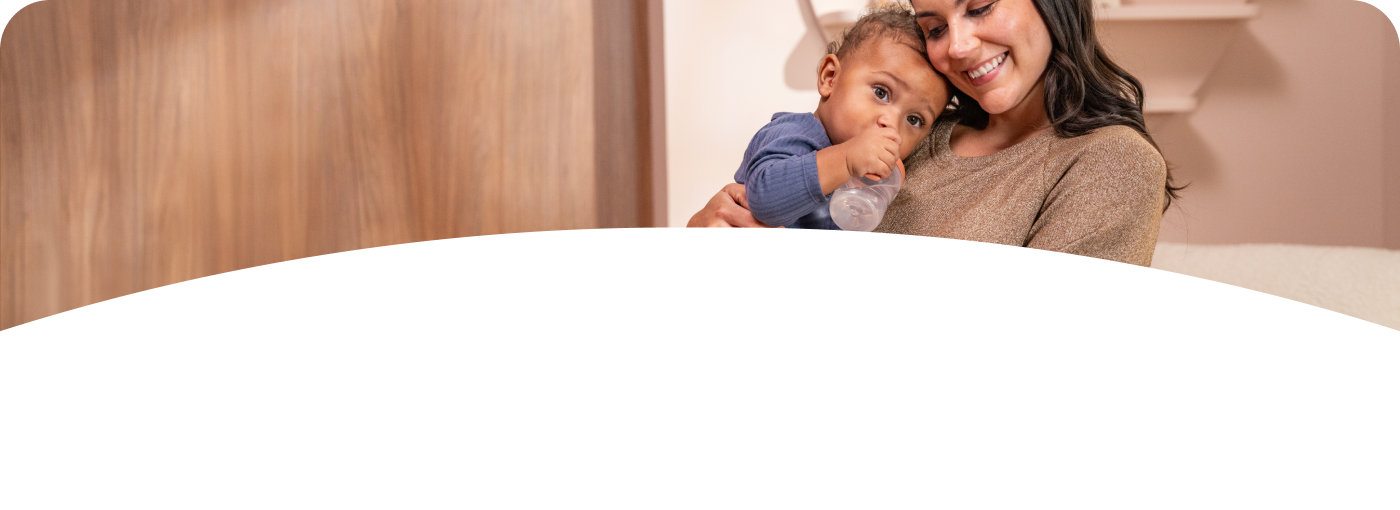 [Translate to Czech (Reborn) nuk.cz:] Mother and Baby with Learner Bottle
