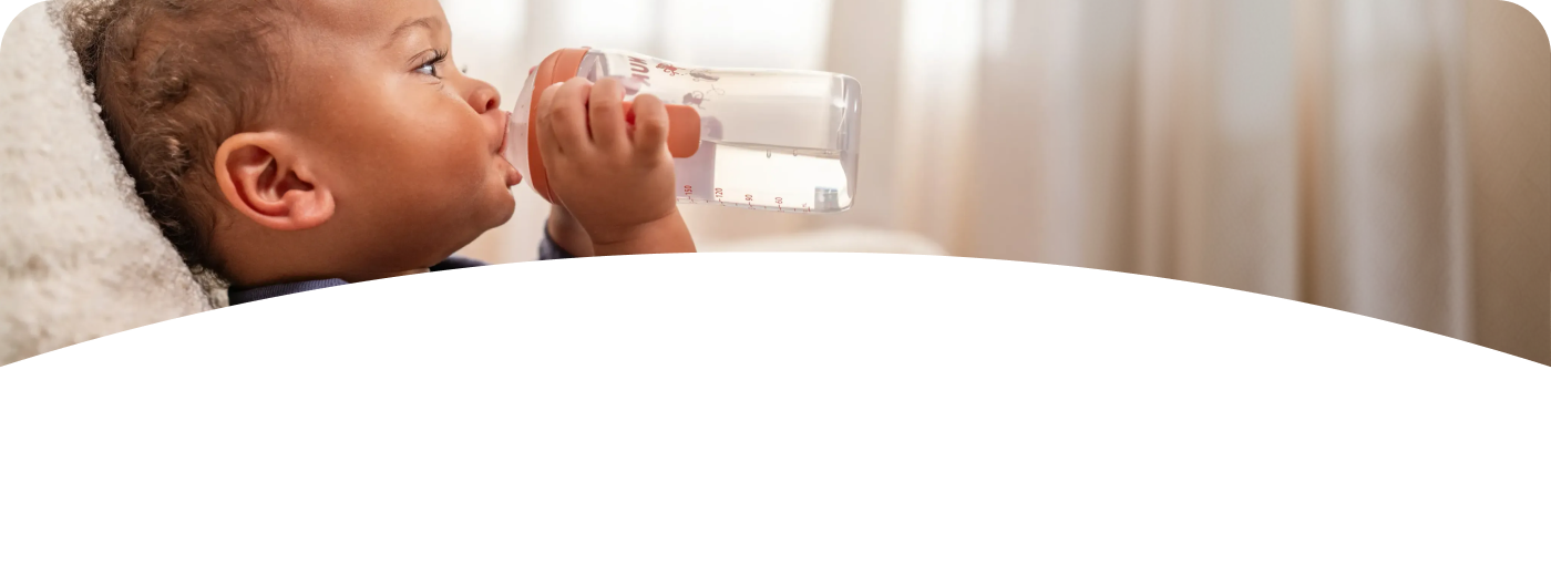 [Translate to Czech (Reborn) nuk.cz:] Baby with Learner bottle