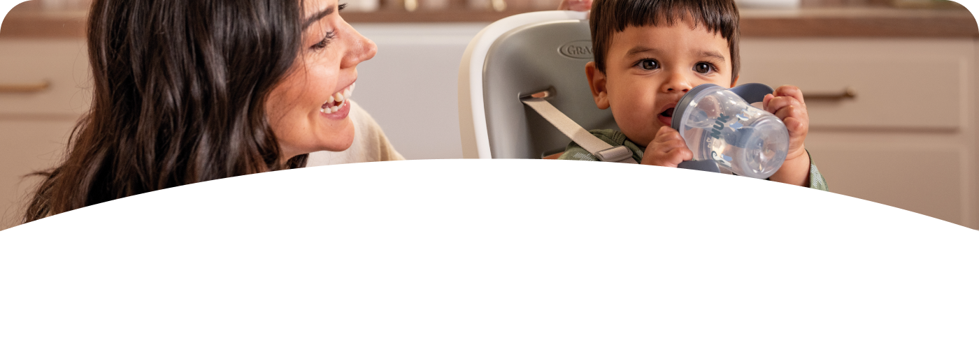 [Translate to Czech (Reborn) nuk.cz:] Mother and Baby with Learner bottle