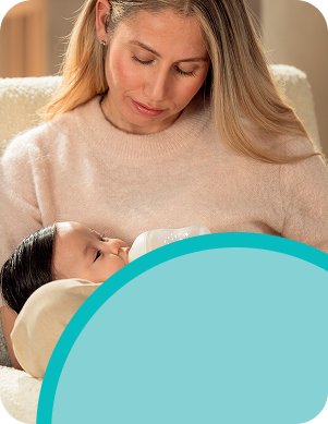 [Translate to Czech (Reborn):] Mother with baby and baby bottle
