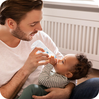 [Translate to Czech (Reborn) nuk.cz:] Father with Baby and Baby bottle