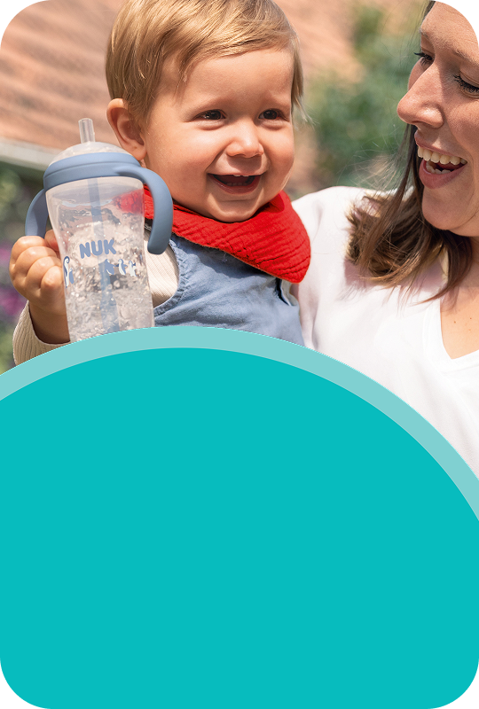 [Translate to Czech (Reborn) nuk.cz:] Mother with baby and baby learner bottle straw 