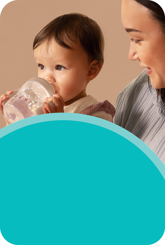 [Translate to Czech (Reborn) nuk.cz:] Mother with baby and baby learner bottle
