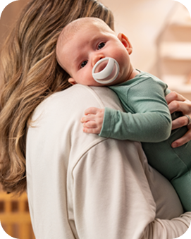 [Translate to Czech (Reborn):] Mother with Baby and soother