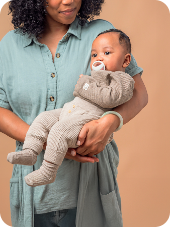 [Translate to Czech (Reborn):] Mother with Baby and soother